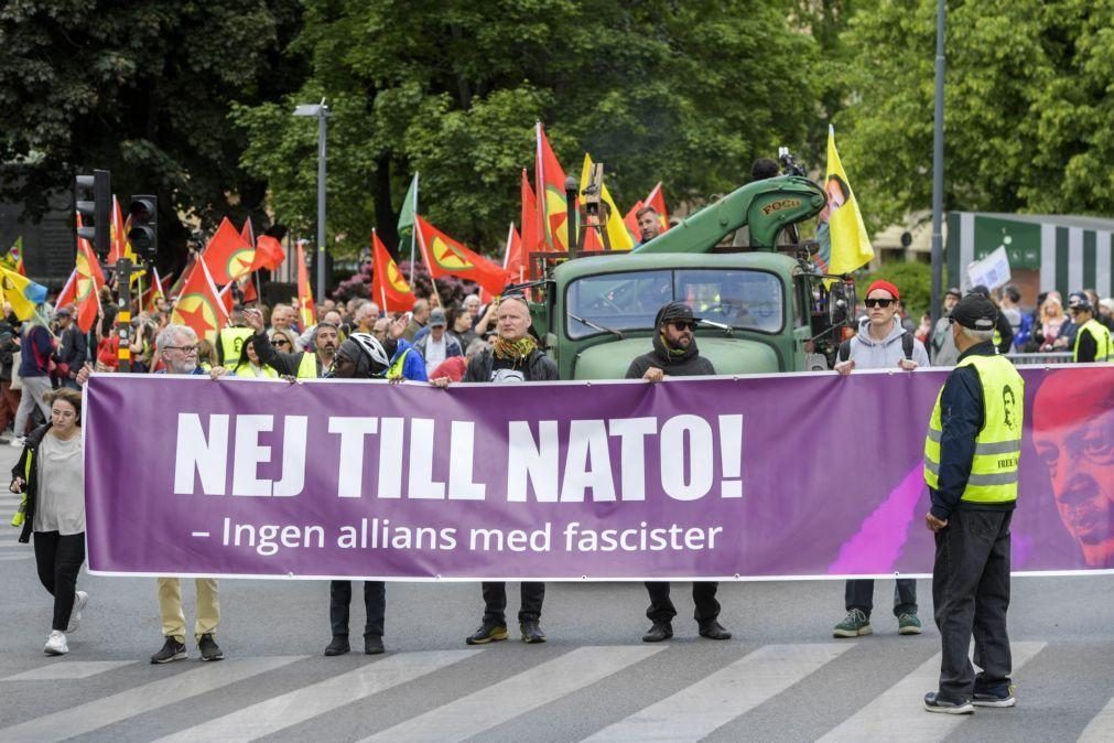 Centenas de pessoas manifestam-se contra a NATO e em apoio a curdos na Suécia