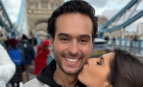Ricardo Pereira e Joana Schreyer mostram convites de casamento