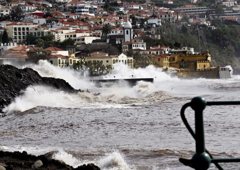 Atividade letiva suspensa na ilha da Madeira na terça-feira devido ao mau tempo