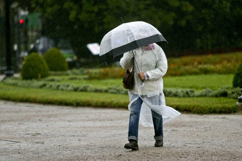 Depressão Óscar aproxima-se do continente e traz chuva forte e trovoada