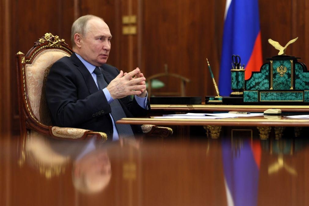 Putin classifica explosão na barragem de Kakhovka como um