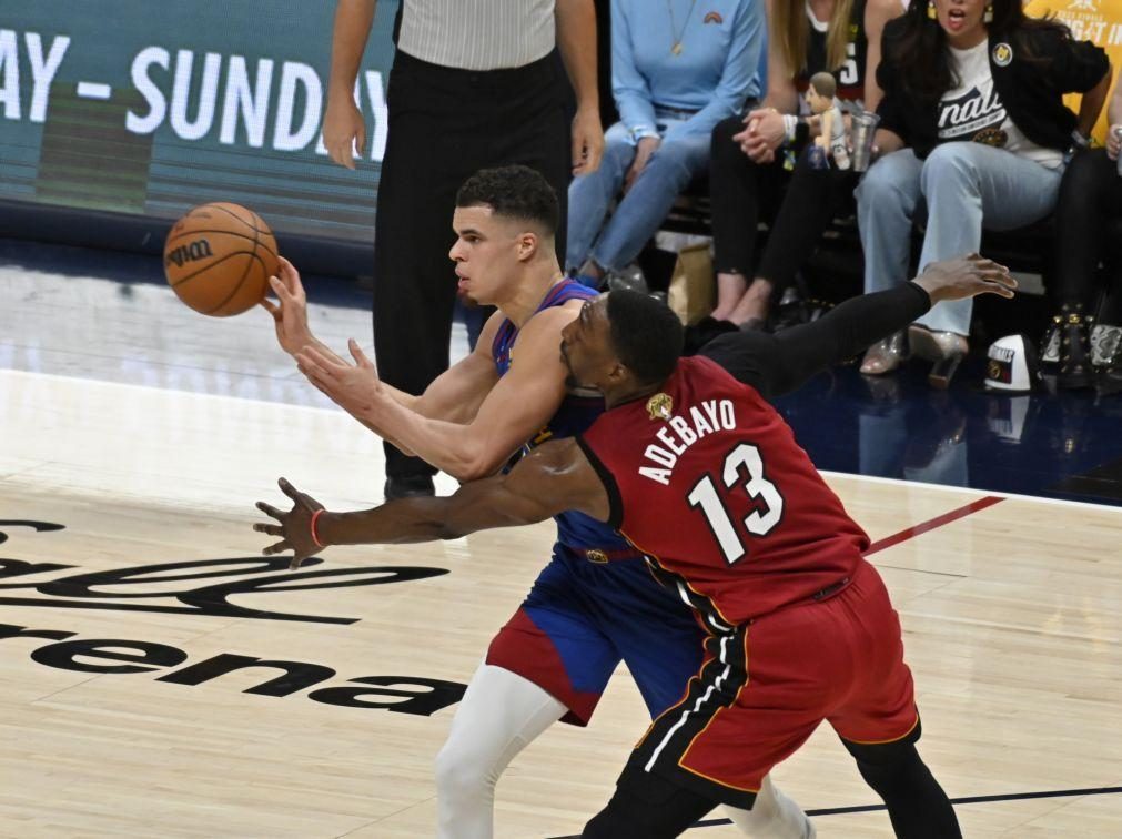 Denver Nuggets recuperam fator casa na final da NBA com triunfo em Miami