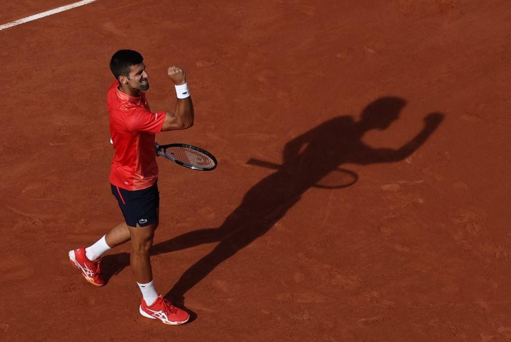 Djokovic na final de Roland Garros após triunfo frente ao 'limitado' Alcaraz