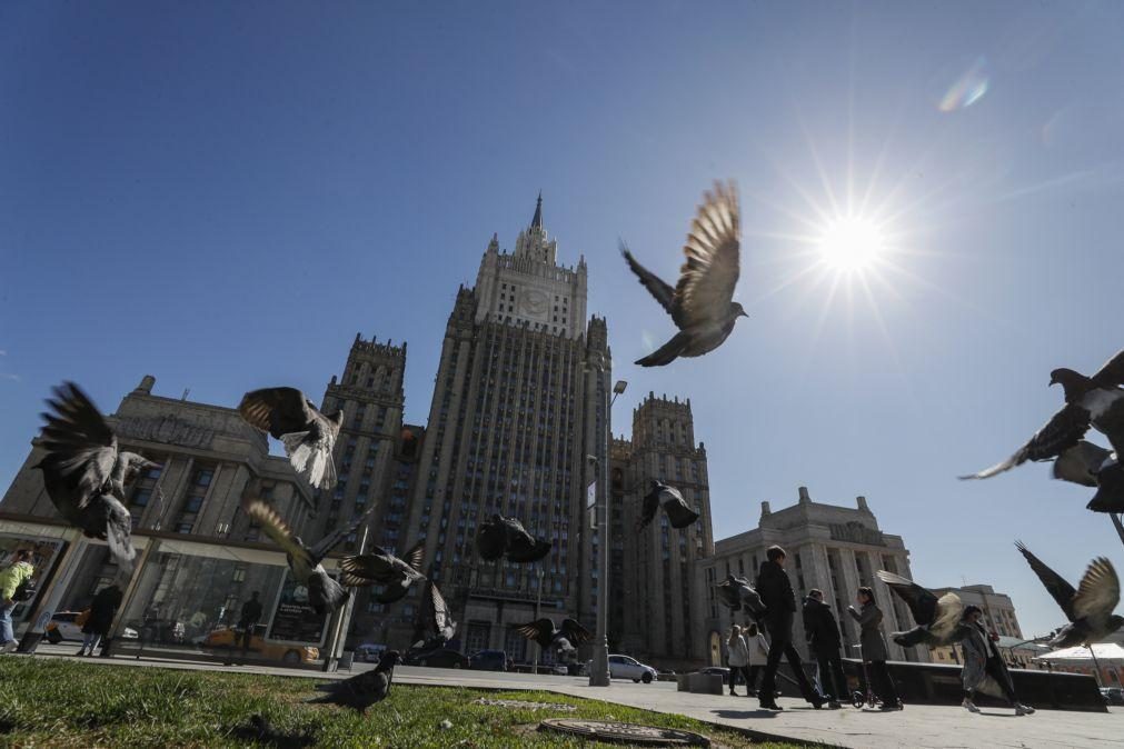 Rússia abandona em definitivo tratado sobre armas convencionais em novembro