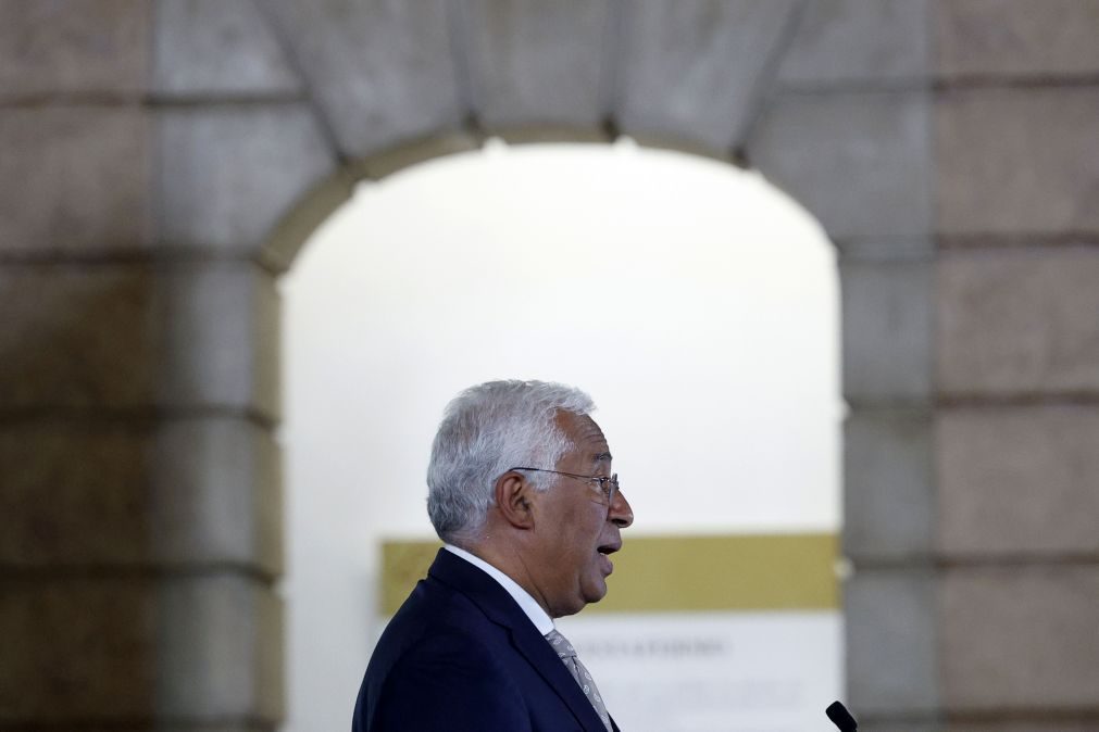 Costa não demite diretora das