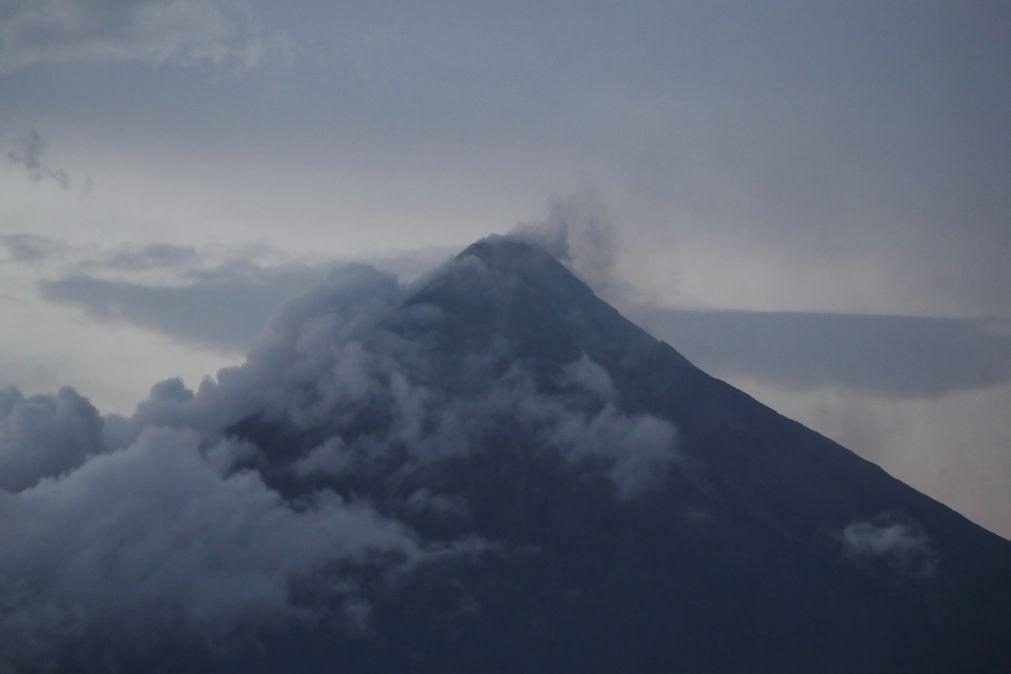 Continua a retirada de milhares de pessoas nas Filipinas devido ao risco de erupção de vulcão