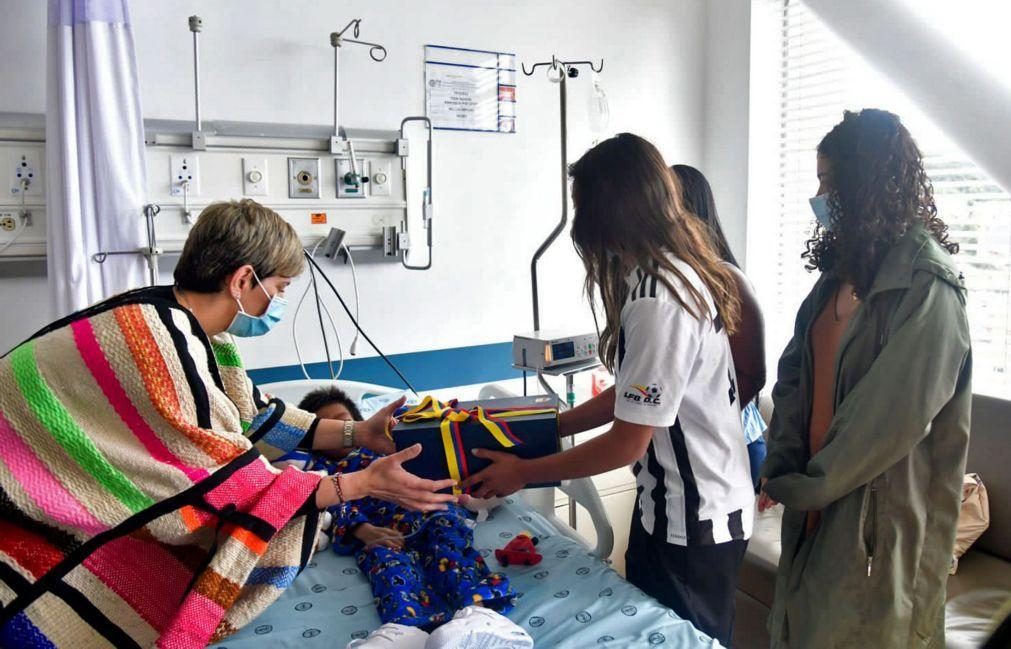 Televisão colombiana difunde imagens do momento do salvamento de crianças na selva
