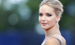 Jennifer Lawrence explica uso de chinelos na passadeira vermelha