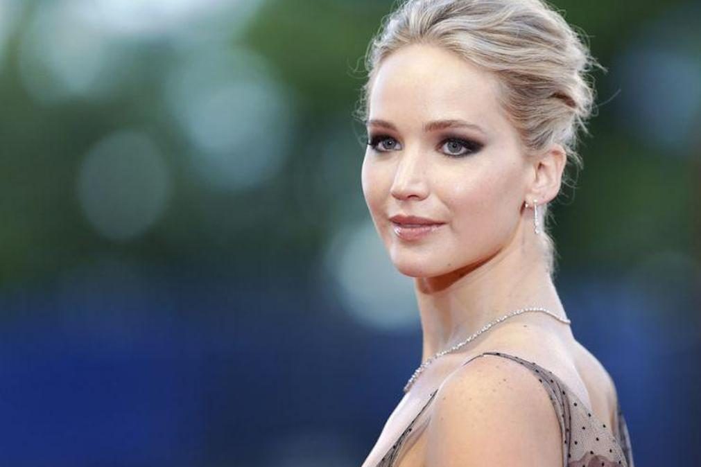 Jennifer Lawrence explica uso de chinelos na passadeira vermelha