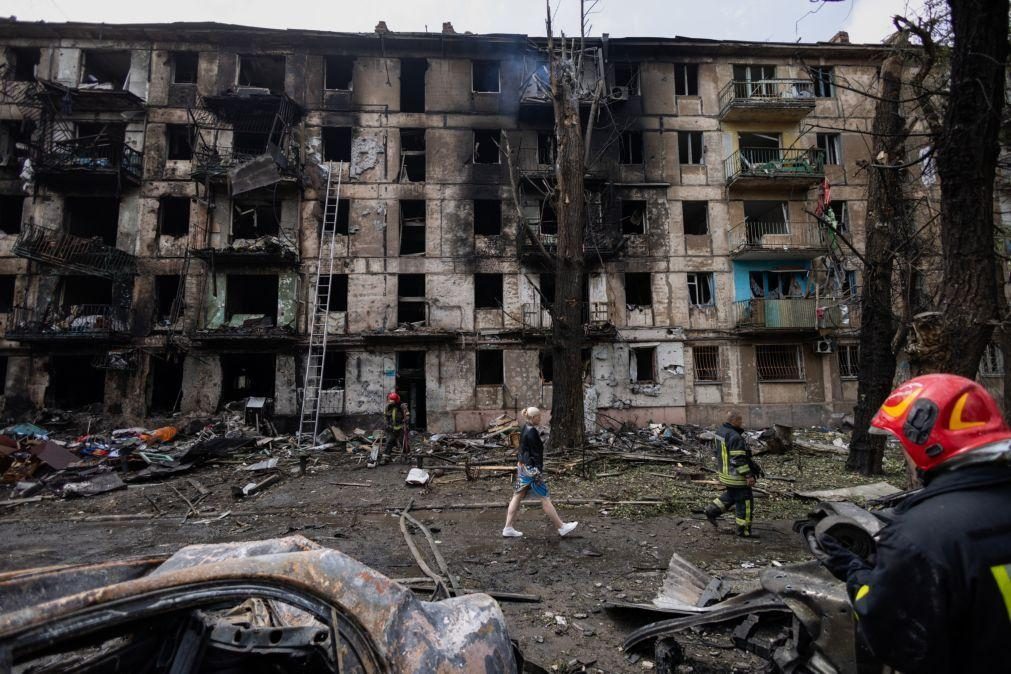 Ucrânia: Sobe para 11 número de mortos em ataques russos contra cidade natal de Zelensky