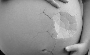 Mulher guarda feto do filho em casa depois do aborto