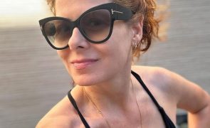 Debra Messing pressionada a aumentar seios para série de TV