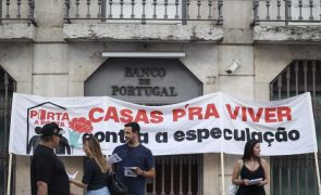 Movimento Porta a Porta foi para a porta do Banco de Portugal exigir 