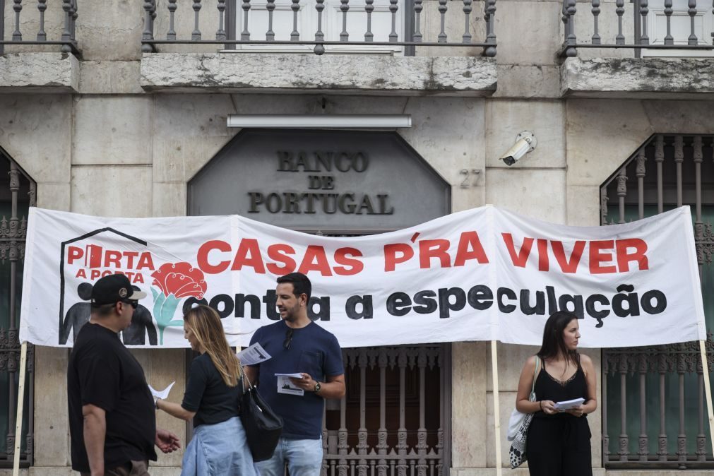 Movimento Porta a Porta foi para a porta do Banco de Portugal exigir 
