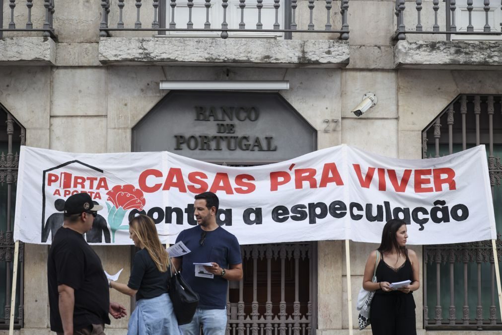 Movimento Porta a Porta foi para a porta do Banco de Portugal exigir