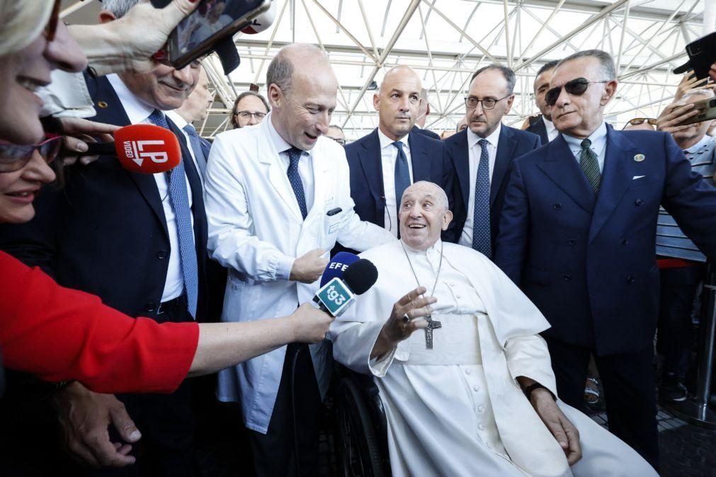 Papa Francisco deixa hospital nove dias depois de cirurgia abdominal
