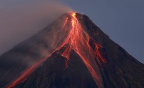 Milhares de pessoas transferidas da zona de erupção do vulcão filipino Mayon