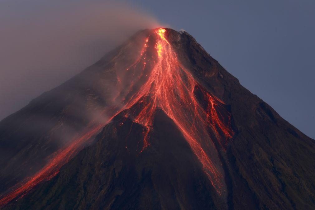 Milhares de pessoas transferidas da zona de erupção do vulcão filipino Mayon