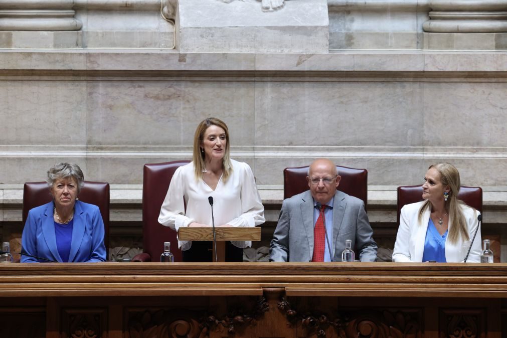 Roberta Metsola defende na AR valores europeus e participação contra extremismo