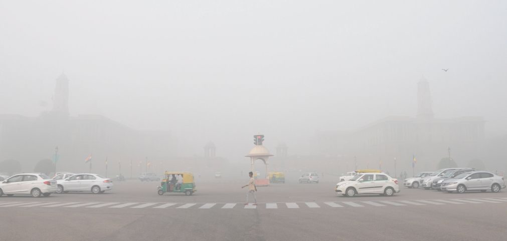 Capital da Índia envolta em nuvem com níveis perigosos de poluição