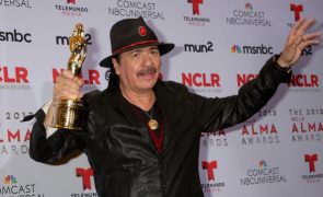 Carlos Santana  - Perdoa homem que abusou sexualmente dele todos os dias durante dois anos
