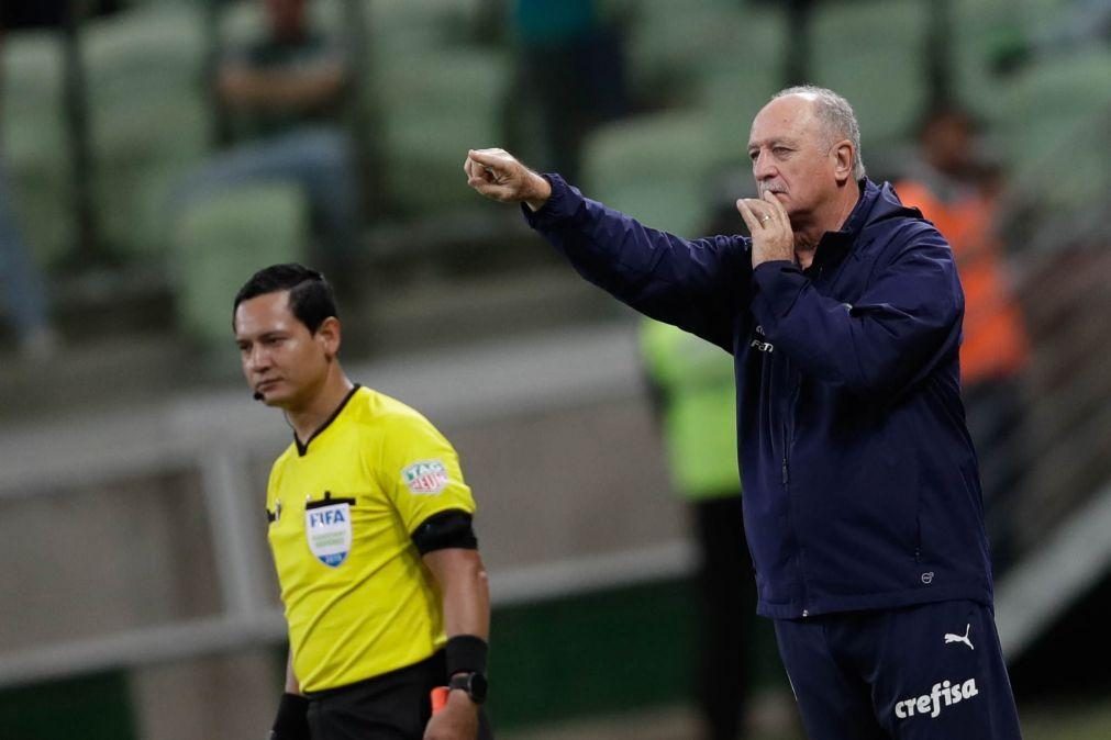 Scolari 'suspende' reforma e assume comando técnico do Atlético Mineiro