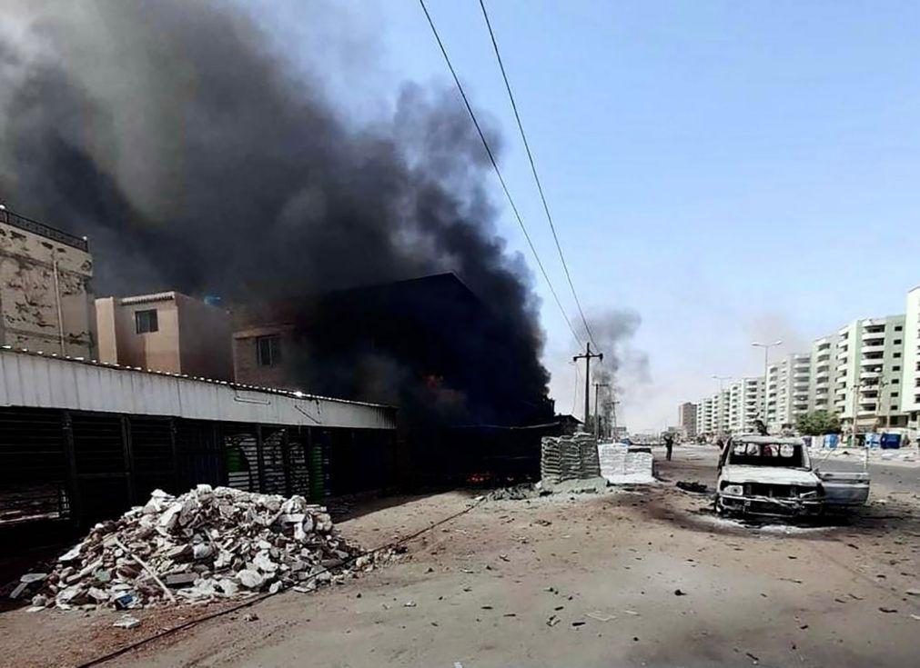 Bombardeamento na capital do Sudão causa 17 mortos, cinco dos quais crianças