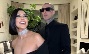 Kourtney Kardashian Anuncia gravidez em cartaz durante concerto do marido Travis Barker