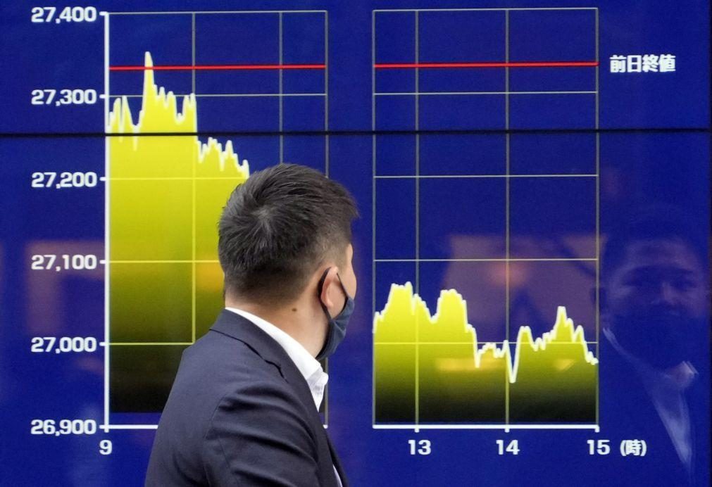 Bolsa de Tóquio fecha a perder 1%