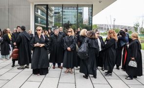 Uma centena de advogados protestam em Lisboa contra revisão do Estatuto da Ordem
