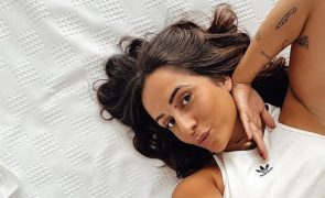 Vídeo escandaloso de Jully Rose na praia com biquíni mínimo