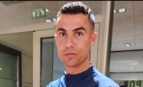 Cristiano Ronaldo Recebe colar de ouro de fã iraniano