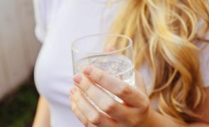 Saiba reconhecer os sintomas de que está a beber menos água do que precisa