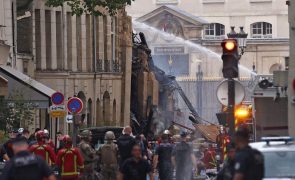 Grande incêndio em edifício do centro de Paris que desabou parcialmente