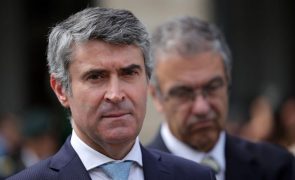 Ministro diz que há vários inquéritos em curso relacionados com apanha ilegal de bivalves