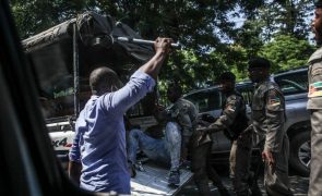 Ativistas e políticos voltam às ruas de Maputo para marchar três meses após repressão policial violenta  