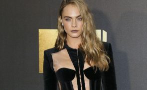 Cara Delevingne - Modelo assume vício raro entre famosas