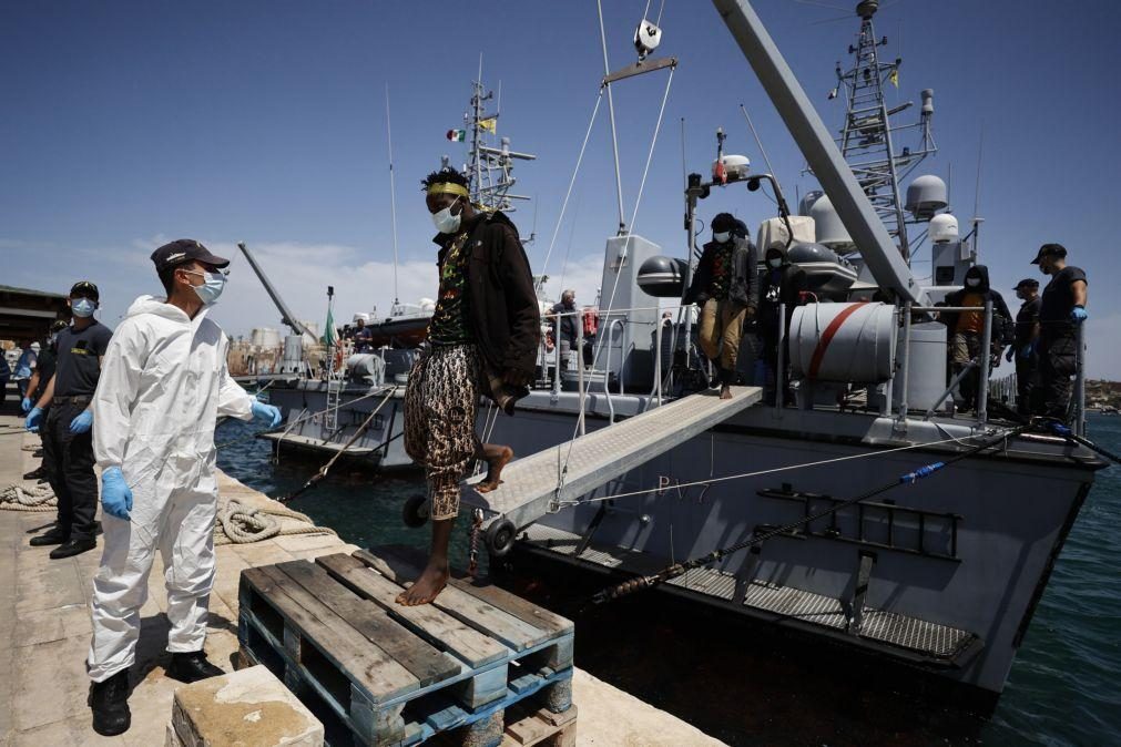 Barco que naufragou no Mediterrâneo tinha 350 paquistaneses a bordo