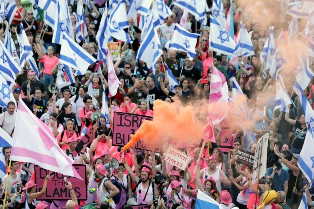 Mais de 100.000 israelitas manifestam-se contra reforma judicial de Netanyahu
