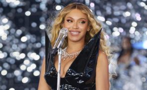 Dançarino impede que Beyoncé mostre mais do que queria em palco