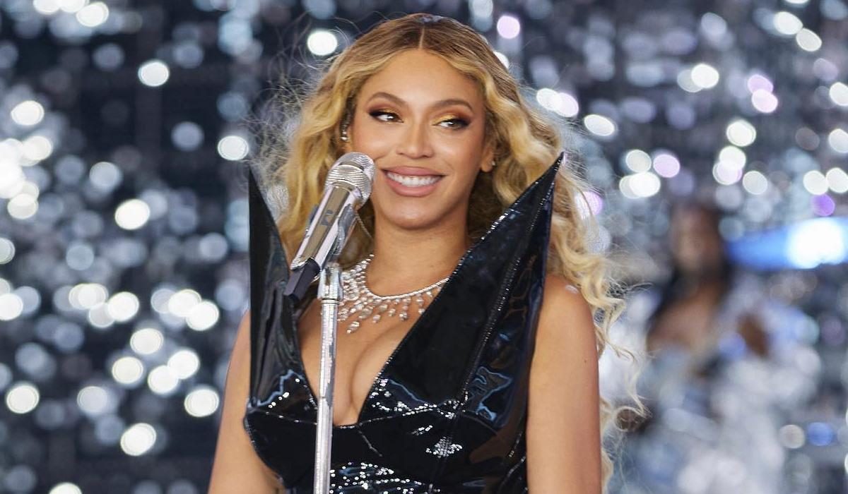 Beyoncé  - Dançarino impede que Beyoncé mostre muito mais do que queria em cima do palco