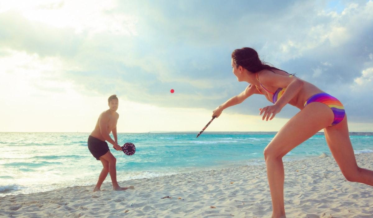 Jogar à bola, com raquetes e ouvir música alta na praia passa a dar multa