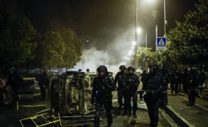 Governo francês vai destacar 40 mil polícias para evitar distúrbios hoje à noite