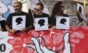 Professores do ensino artístico protestam junto ao Ministério da Educação