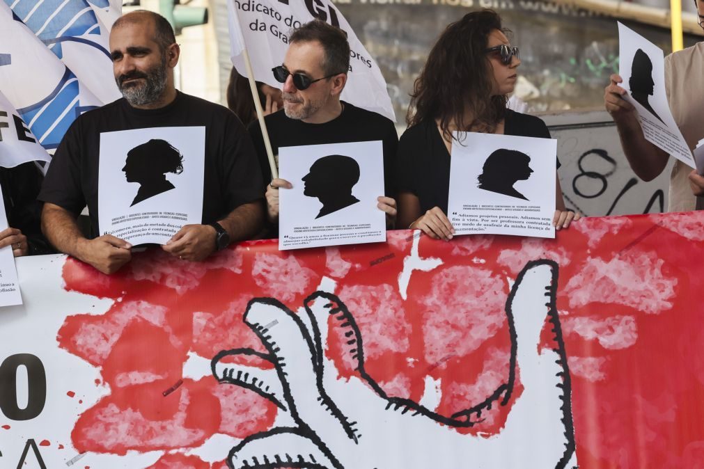 Professores do ensino artístico protestam junto ao Ministério da Educação