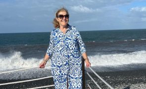 Dolores Aveiro Posa ao lado de 