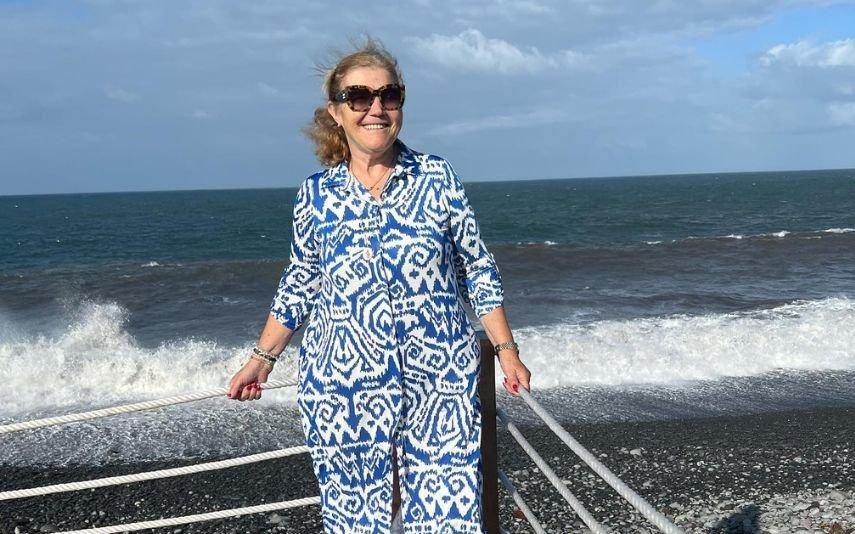 Dolores Aveiro Posa ao lado de