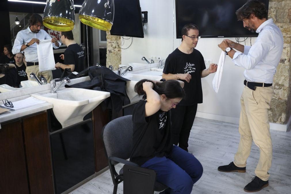 Projeto inédito dá formação profissional em cabeleireiro a pessoas com deficiência intelectual