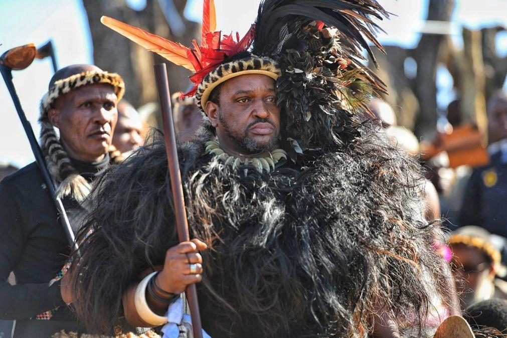 Rei Zulu da África do Sul hospitalizado em Essuatíni com suspeita de envenenamento
