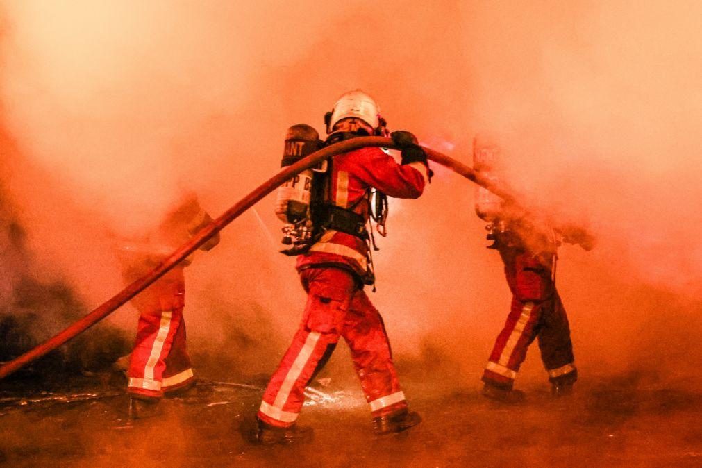 Bombeiro morre a combater fogo que destruía automóveis em França